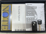 スマートキーは鍵をバッグに入れたままでもドアロックの開閉やエンジンのON・OFFができます。夜間や雨の日も鍵を探さなくて良いので便利です。