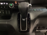 CVT車のセレクトレバーです。低速から高速まで、変速ショックのないスムーズな走りを実現するとともに、エンジン効率のよい領域を維持することで燃費にも貢献します。