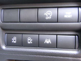 ハンズフリーオートスライドドア〈両側〉(挟み込み防止機構付)は運転席からも開閉可能。また、荷物やお子さまの抱っこで両手がふさがっていても、片足を振り入れるだけでスライドドアが開閉できます。