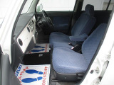 足元もゆったりとしてますので快適に運転する事が可能です!