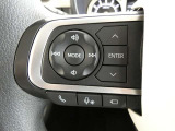 ステアリングスイッチ付き。オーディオの操作やハンズフリー通話も前方から目を離すことなく操作することが可能です。
