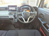 【運転席インテリアデザイン】左右対称のインテリアデザインでドライバーを包み込み運転に集中できるように設計されています。
