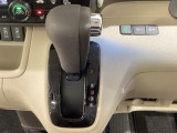 CVT車のセレクトレバーです。低速から高速まで、変速ショックのないスムーズな走りを実現するとともに、エンジン効率のよい領域を維持することで燃費にも貢献します。