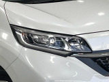 【LEDヘッドライト】悪天候や夜間走行時も良好な視界を確保し安心して運転できる高輝度LEDヘッドライトを装備!点灯速度が早く、消費電力も抑えられています。