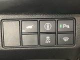 ハンドルの右側にHondaセンシング用のメインスイッチとパワーテールゲートスイッチがついています。パワーテールゲートスイッチは車内からでもテールゲートの開け閉めを電動でできます。