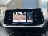 ワイドバックアイカメラ 車両後方の状況をタッチスクリーンに映し出します。距離や角度が確認できるガイドラインと俯瞰映像により停車状況が正確に把握できます。
