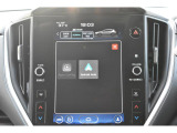 Apple CarPlay/Android Autoに対応しスマートフォンにインストールされているアプリを大画面に表示して使用できるほか、音声認識による操作も可能です。
