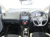 黒を基調としたスタイリッシュなデザインの運転席です。エマージェンシーブレーキ、レーンキープアシストなどの安心装備付き!