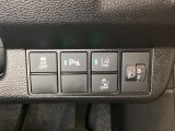 ハンドルの右側にはヘットライトリベライザーとHondaセンシング用のメインスイッチがついています。ヘッドライトリベライザーは道路状況や積荷の加重に応じてライトの高さを調節できます。