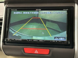 リバースギアに入れるだけで後方の表示へ切り替わります。夜間や雨の日の駐車も楽になりますよ。