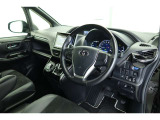 【運転席&助手席】シートは黒を基調にしたスタイリッシュなデザインです。クリーニング済みですので清潔感があり気持ち良く乗っていただけます♪