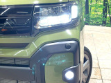 【LEDヘッドライト】悪天候や夜間走行時も良好な視界を確保し安心して運転できる高輝度LEDヘッドライトを装備!点灯速度が早く、消費電力も抑えられています。