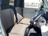 厚みのある運転席シートは乗用車同等のフレームを使用し、疲れを軽減してくれます。