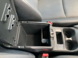 運転席横にはドリンクホルダーとコンソールBOXがあります。