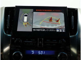 後方の見える安心をお届けするバックモニター付:バックするときのアシストラインもあって楽々バック!車庫入れや縦列駐車をサポートし、苦手な駐車も安心です!今やもう手放せない装備ですネ♪
