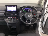 【ハンドル】運転にかかわる様々な操作を安全に行えるように視点移動が少なく操作性に配慮されたスイッチ類が凝縮されたコックピットです。