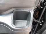 運転席右側のドリンクホルダーです。