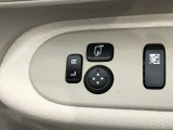 電動格納式ドアミラー付き。駐車場へ停めた時に、ボタン一つで左右のドアミラーをたたむ事ができます。
