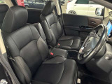 運転席の画像です。足元やシートまわりに余裕があり、リラックスした姿勢で運転が可能です。視界も良好で操作系へのアクセスもしやすく、快適で安心感のあるドライブをサポートします。