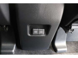 後部席へ乗車して携帯電話などを充電する時に前から配線を伸ばすとごちゃごちゃして邪魔になりがちですよね。そんな煩わしさを解消する後席側USBポート☆