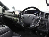 運転席周りに黒木目マホガニー調加飾やダークシルバー加飾を施し、高級感のあるインテリアデザインが採用されています。