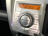 【オートエアコン】一度お好みの温度に設定すれば、車内の温度を検知し風量や温度を自動で調整。暑い&hellip;寒い&hellip;と何度もスイッチ操作をする必要はありません。快適な車内空間には必須の機能ですね♪