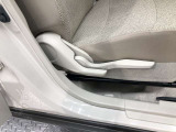 運転席シート座面は上下アジャスター付きです。お好みの位置に調整可能です。