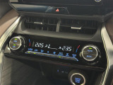 【左右独立オートエアコン】左右独立型、いわゆるデュアルエアコンです。運転席と助手席でそれぞれお好みの温度を設定可能です。