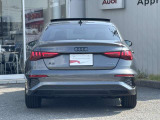 Audiのリヤディフューザーは、車両の後方での空気の流れを整え、乱流を減少させることで、走行安定性を向上させます。またスポーティで洗練された外観を提供し、全体のスタイルに一体感を持たせます。