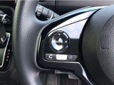【ハンドル】運転にかかわる様々な操作を安全に行えるように視点移動が少なく、操作性に配慮されたスイッチ類が凝縮されたコックピット。
