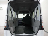 2列目シートと助手席を倒すことで、運転席以外のすべての空間がフラットな荷室となります。フラットな荷室になるので、脚立や絨毯などの長尺の荷物の積載にも対応しております。
