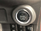 エンジンスタートスイッチです。キーが車内にあれば、エンジンの始動や停止はスイッチを押すだけ!キーを取り出す手間を省き、ワンプッシュで操作できるので簡単でスムーズです。