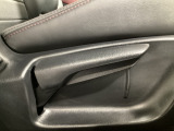 運転席にはドライバーの体型や好みに応じて前後方向だけでなく、高さの調整ができるシートリフターを装備!