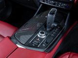 車内中央のセンターコンソール。ハイグロスカーボンインテリアトリムがより上品な空間を演出してくれます。