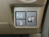 ハンドルの右側にはヘットライトリベライザーとHondaセンシング用のメインスイッチがついています。ヘッドライトリベライザーは道路状況や積荷の加重に応じてライトの高さを調節できます。