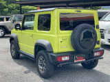 軽自動車のジムニーと共通のキャビンを持ちながら、ワイドなトレッドとオーバーフェンダーにより、堂々としたスクエアなプロポーションを実現しています。