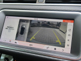 ボディの目立たない位置に設置された4台のデジタルカメラにより、車の周囲360度のオーバーヘッドビュー表示。それぞれのカメラを単独もしくは2か所表示することも可能。狭い場所や出入口なども安心できます!