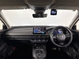 ■ドライバーを包み込むようにディスプレイやスイッチ、コンソールが配置されています。座った瞬間から運転への期待が!