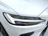 【LEDヘッドライト】ハイビームを先行車や対向車にあてず、その両サイドではハイビーム照射を維持。見える範囲が段違いに広くなりました。北欧神話に登場するトールハンマーをモチーフにデザイン。