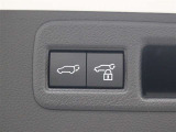 運転席およびバックドアのスイッチ、または電子キーの操作で、バックドアの自動開閉や一時停止が行えます。手動で閉める場合には、イージークローザーが機能し、しっかり閉じるようサポートします。