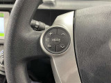 ステアリングスイッチ付きで、運転中に視線を前に向けたまま操作できます。