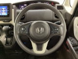 ハンドルにHondaセンシング系のクルーズコントロールやレーンキープアシストなどのスイッチと、オーディオの操作スイッチが装備されています。ハンドルから手を離さず安全に操作できます。