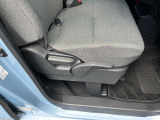 前後、背もたれだけでなく座面の高さも調整できお好きなポジションで運転できます。