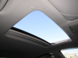 サンルーフ付きです。昼は気持ちよい風を取り入れたり、シェードを開けておくことにより車内が明るくなります。夜はシートを倒せば流れ星が流れたり星がたくさん見えるかも・・わくわくする装備ですね!
