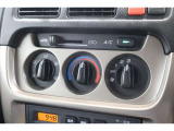 マニュアルエアコンのお車です!直感的な操作で車内の温度を調節することができます!