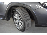 タイヤサイズは225/55R18です