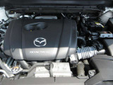 「SKYACTIV-G(ガソリン)」は、規格外の高圧縮を実現し、世界のエンジン技術者に驚きを与えました。さらに、それを維持したままノッキングの発生を抑え、熱効率を向上、走りにも寄与したエンジンです。