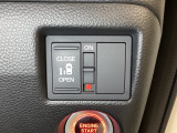 左側電動スライドドアは運転席からでも操作ができるように、ハンドル付近に開閉の操作スイッチが付いています。