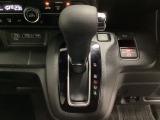 CVT車のセレクトレバーです。低速から高速まで、変速ショックのないスムーズな走りと、エンジン効率のよい領域を維持して燃費にも貢献します。サイドブレーキはスイッチ操作の電子制御パーキングブレーキです。