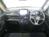 黒を基調としたスタイリッシュなデザインの運転席です。衝突被害軽減ブレーキ、レーンキープアシストなどの安心装備付き!
